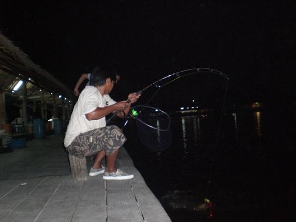 รวบรวมกำลัง.........เอามันออกมา.....................ว่้าว....หัวลิ่วออกมาเลย......................แร