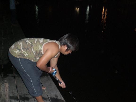 ถ่ายรูปกันสนุกไม่มีใครสนใจผมเลย...........................................มุดไปแล้ว.................