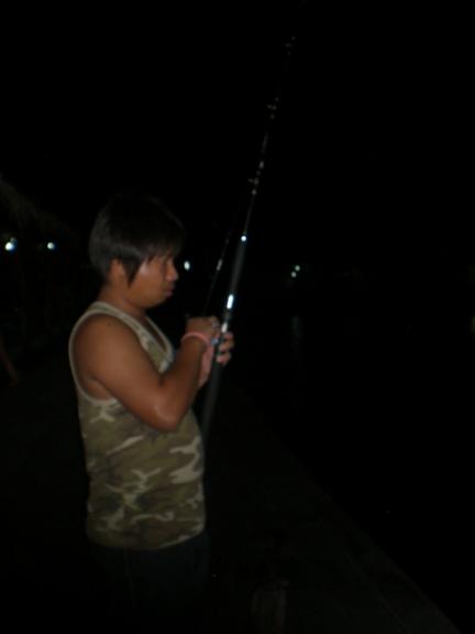 ส่งเหยื่อลงไป...............................แล้วมันหาย.....................แต่สายไม่วิ่ง............