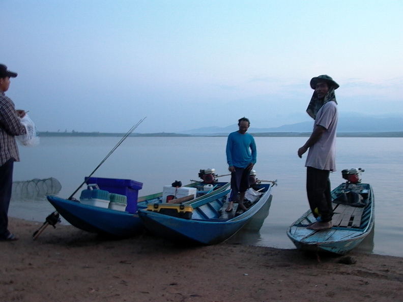 ไต๋เบิร์ด ไต๋แมนมีลูกค้า มีเรือว่างแต่ไม่มีไต๋ให้ เลยให้เจ้า Mขับเรือให้ท่านรองอะครับ
 :laughing: :