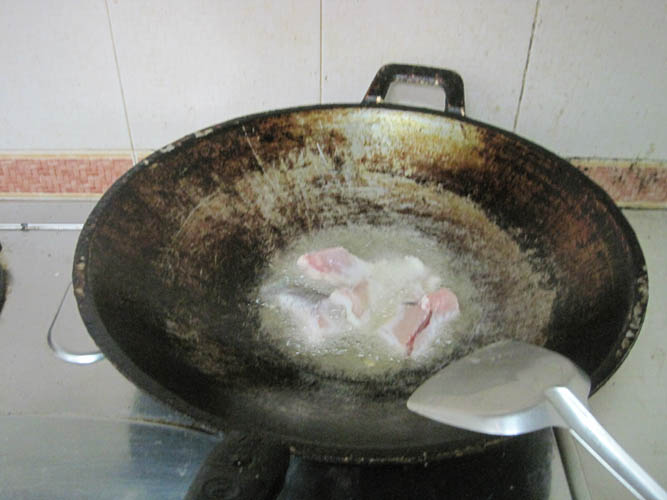 ระหว่างระเครื่องปลุงทอดปลาไปพลาง ๆ ก่อนครับ