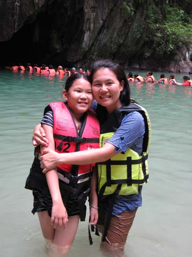 146
สองแม่ลูกพะยูน
เบนซ์กับหวานเคล้าเคลียใกล้ข้าง
ความรักไม่ต่างกัน
