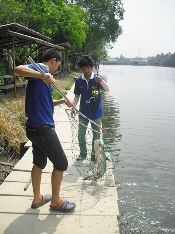 โดนเด็กจูงไปนี่เอง ต้องไปขึ้นไกลๆหน่อย เดียวหลุมปลาแตกตื่น หนีไปหมด  :laughing: