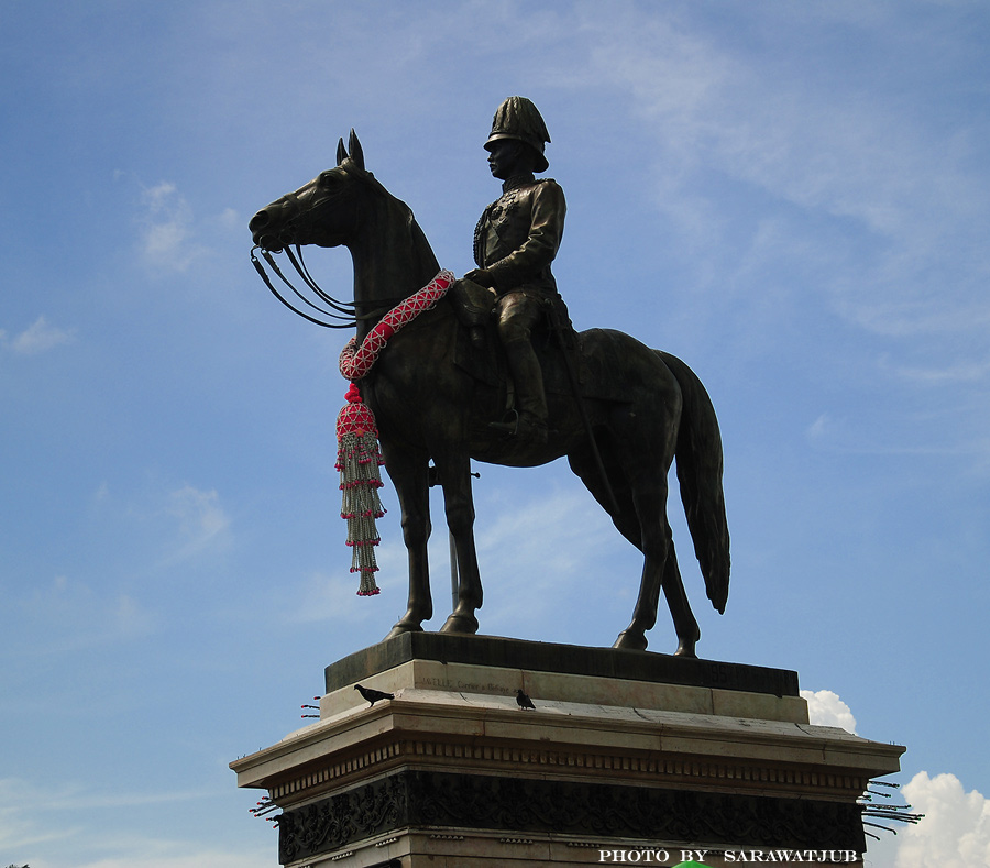 อยู่ที่ซุ้มของกองทัพอากาศตลอดครับ    ภายในสนามเสือป่า   หากหันหลังให้พระบรมรูปนี้   แล้วเดินตรงเข้าไ