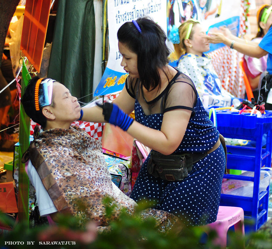 และนี่เสริมความงามใบหน้าให้สุภาพสตรี   เค้าเขีบนว่า  มัดหมี่  ครับ