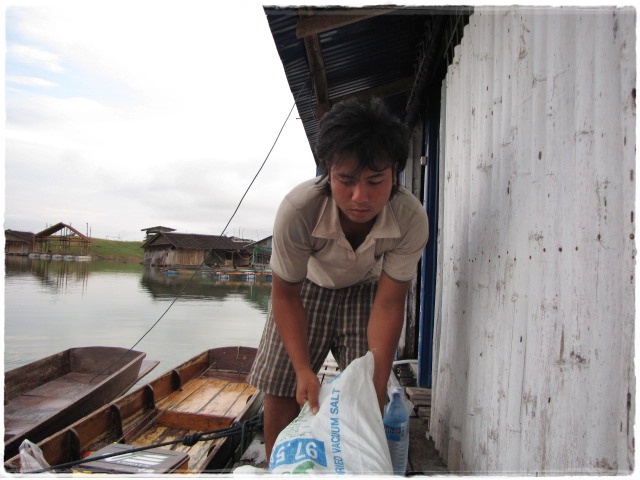  [b]ไต๋เหมียว เตรียม น้ำแข็ง ลงเรือ[/b]
 :grin: