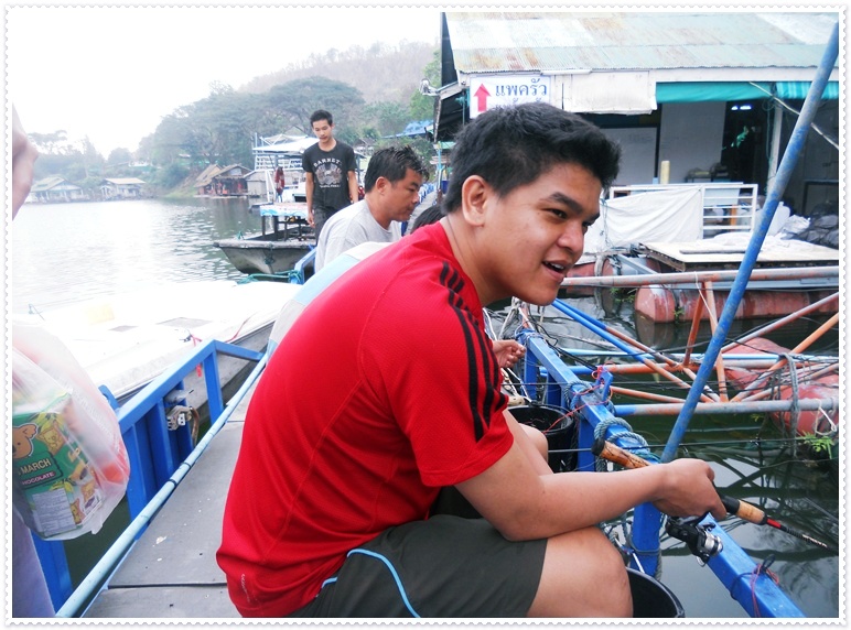  [b]ถัดมาอีก วันรุ่งเช้าผมไม่ได้ออกเรือเหมือนอย่างเคย[/b]

 [b]โดน  ผ.บ.  บังคับ อยากกินปลาหมอ[/b]
