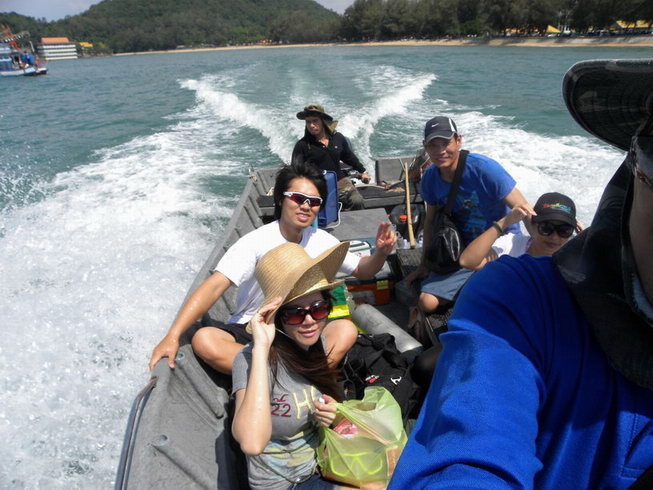 
แล้วเราก็รับนักดำน้ำพร้อมอุปกรณ์อีกกลุ่มขึ้นเรือ  :smile: :smile: 