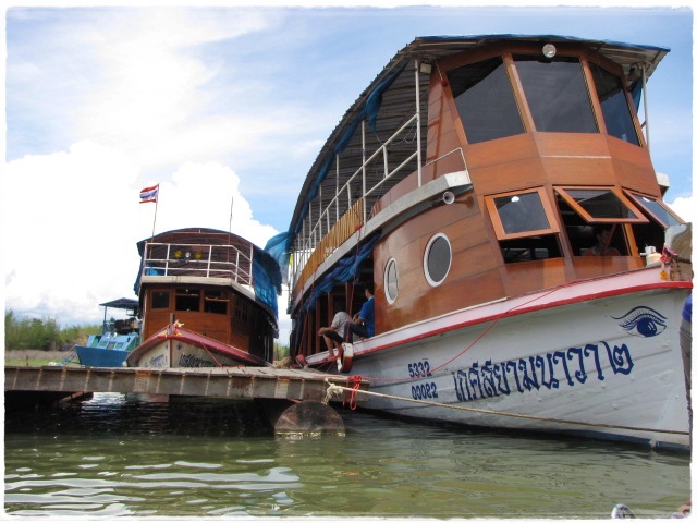 วันนี้ เรือใหญ่มาจากหน้าเขื่อน สามลำเลยทีเดียว :ohh: :ohh: :ohh:
สาวๆมาลำไหนหว่า