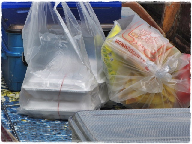 ซื้อ ข้าวไว้กิน บนเรือด้วย ตอนเย็นเดี๋ยวหิว   สั่งข้าวไปสามกล่อง อีเจ๊ผัดมาสี่กล่อง เออ เอากับเค้าสิ
