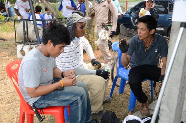  [b]กำลังโม้ ให้น้าอาร์มฟัง [/b] :grin: :laughing: :laughing: