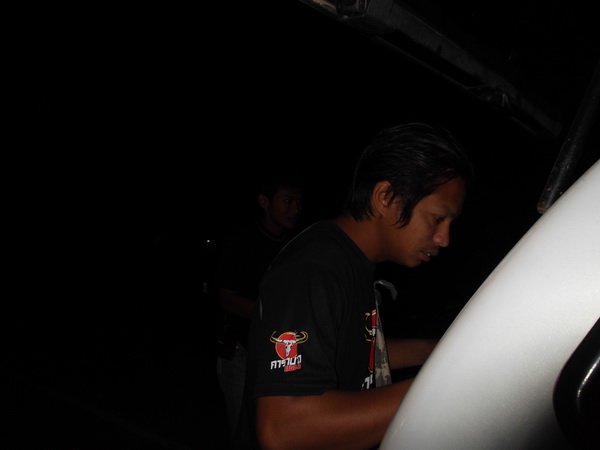   เช้าวันอาทิตย์..(เมื่อวาน)..

ยังไม่สว่างเล้ย..ถึงหมายแล้ว...เอ้าๆ ไห้ไวๆ..หย่าโอ้เอ้... :laughi