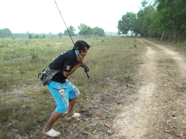   เค้าให้มาสอน ตกปลา....มัวแต่คุย อยู่นั่นแหละ... :angry: :angry: