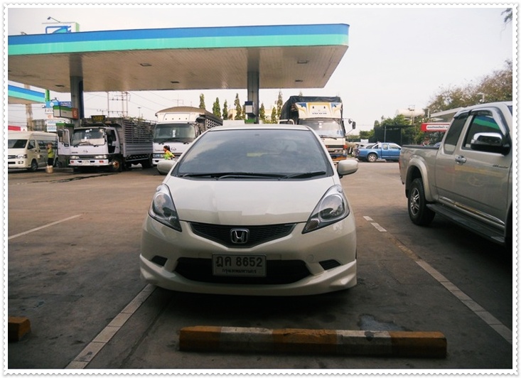 ระหว่างเดินทาง จอดแวะซื้อของคับ