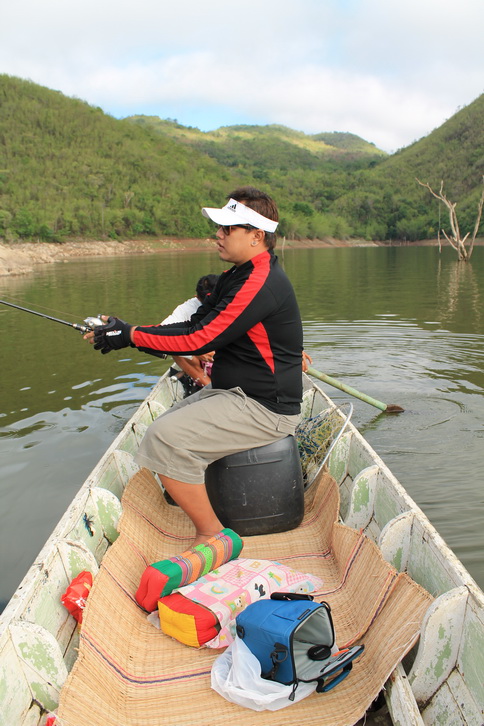 มีทุกท่า นี่ดีนะไม่ได้ถ่ายตอนนอนหลับบนเรือกลางแดดมาด้วย