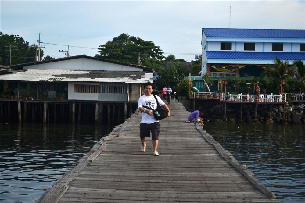 รีบขึ้นเรือ น้องคนนี้เขาคงรีบมากไปหน่อย......

(ขรี้...เขามีไว้เหยียบ แต่....น้องเขา กดไซส์โป้ง...