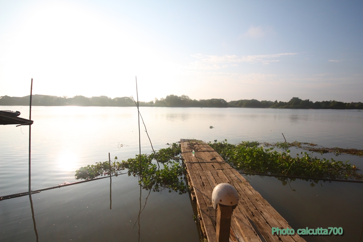 มาถึง ที่ลงเรือ น้ำมันนี้นิ่งมากครับ ไต๋ บังยังไม่มา  :grin: