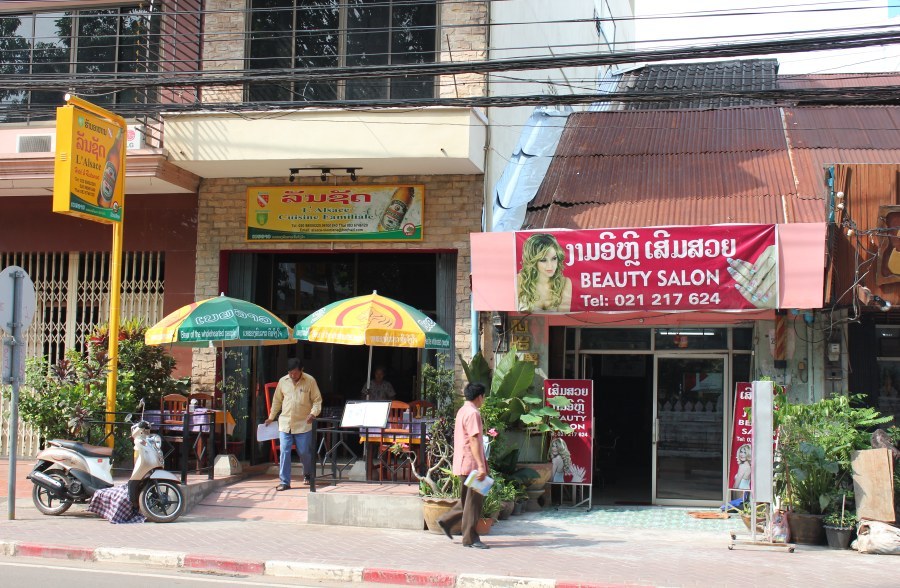 ร้านอาหาร อยู่ติดกับร้านเสริมสวยครับ ( หิวแล้วครับร้านนี้แล้วกัน )