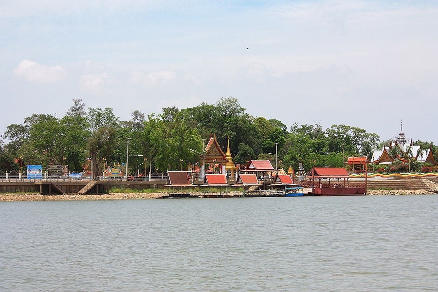 
[center] [b]ลงเรือตรงข้ามกับวัดปากคลองมะขามเฒ่าพอดีเลย

สงกานต์นี้ใครผ่านมาก็แวะสักการะหลวงปู่สุ