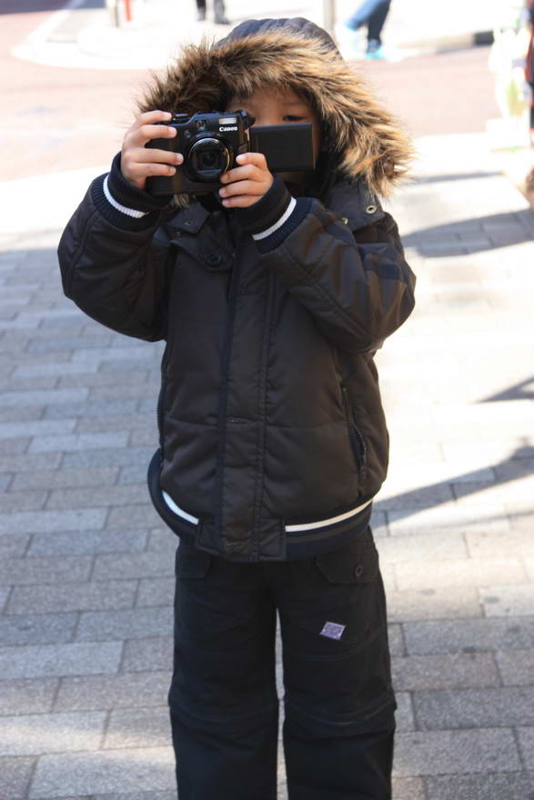 ถ่ายภาพสาวๆเหรอลูก :laughing: