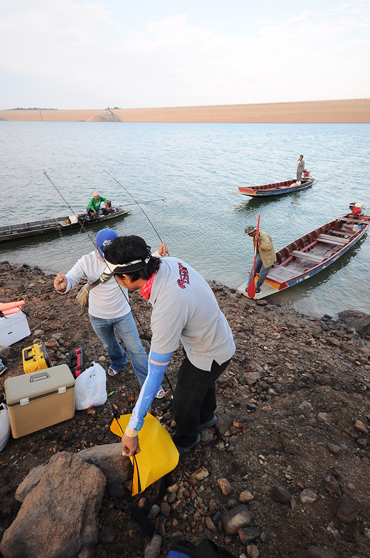 [b]ก่อนลงเรือมาดูโฉมหน้า ไต๋เรากันครับ
เราจองเรือไว้ทั้งหมด 3 ลำ ไต๋ประจำเรือก็คือ
พี่โก พี่อิ๊ด พ