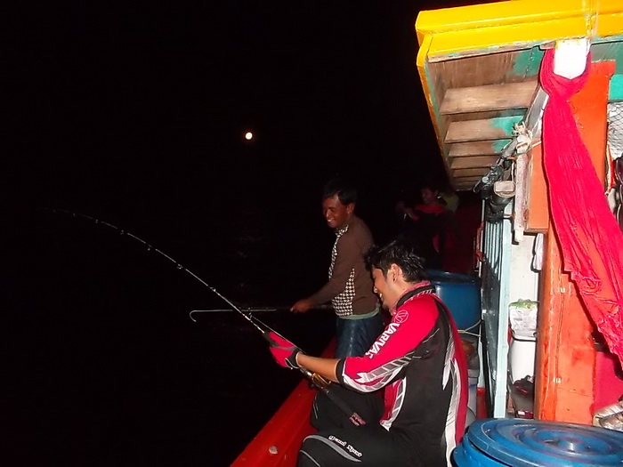 


   หมายนี้ช่อนทะเลถล่มเรารอบลำเรือ  ไม่มีเวลาถ่ายภาพ   :cheer: :cheer: :cheer: