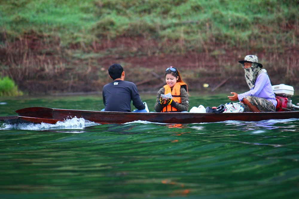 กว่าจะออกเรือได้ ปาไปเกือบแปดโมงเช้า...กำ... :grin:

ตกลงกันว่า มุ่งเข้าหาหมายช่อนกันก่อนเลย.....ส