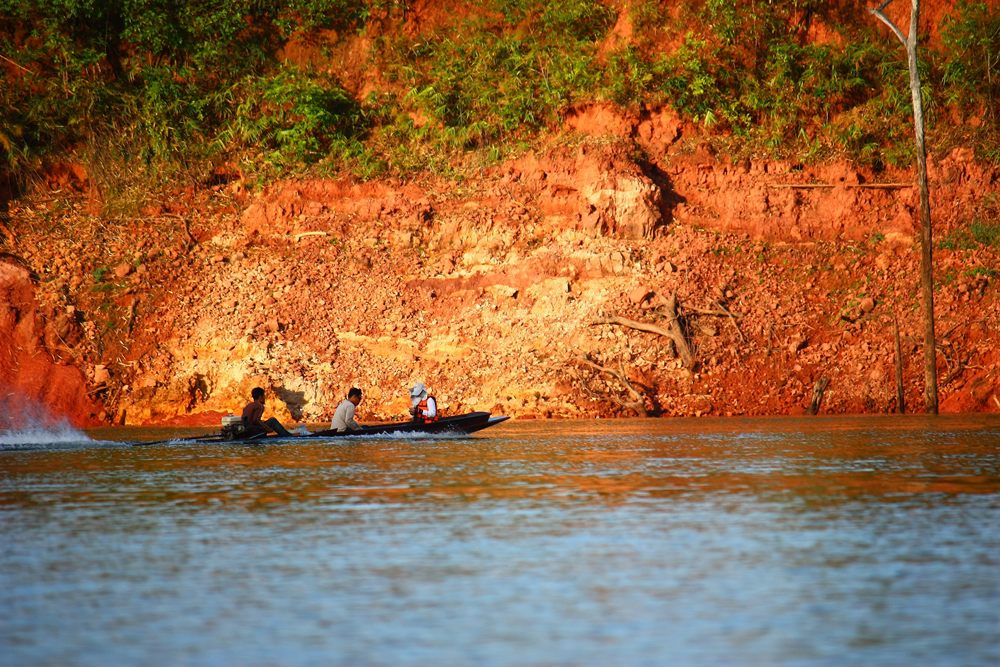 วิ่งเรือตีคู่กันมา ก่อนที่เสี่ยวผมจะแยกไปตีเกาะ ผมไปหน้าผา... :smile: