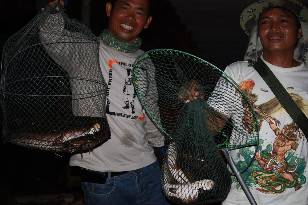 ซ้าย...เสี่ยว กับ อีหล่า
ขวา..ผม ส่วนน้องเป็นคนถือ... :laughing: :laughing: :laughing: :laughing: :