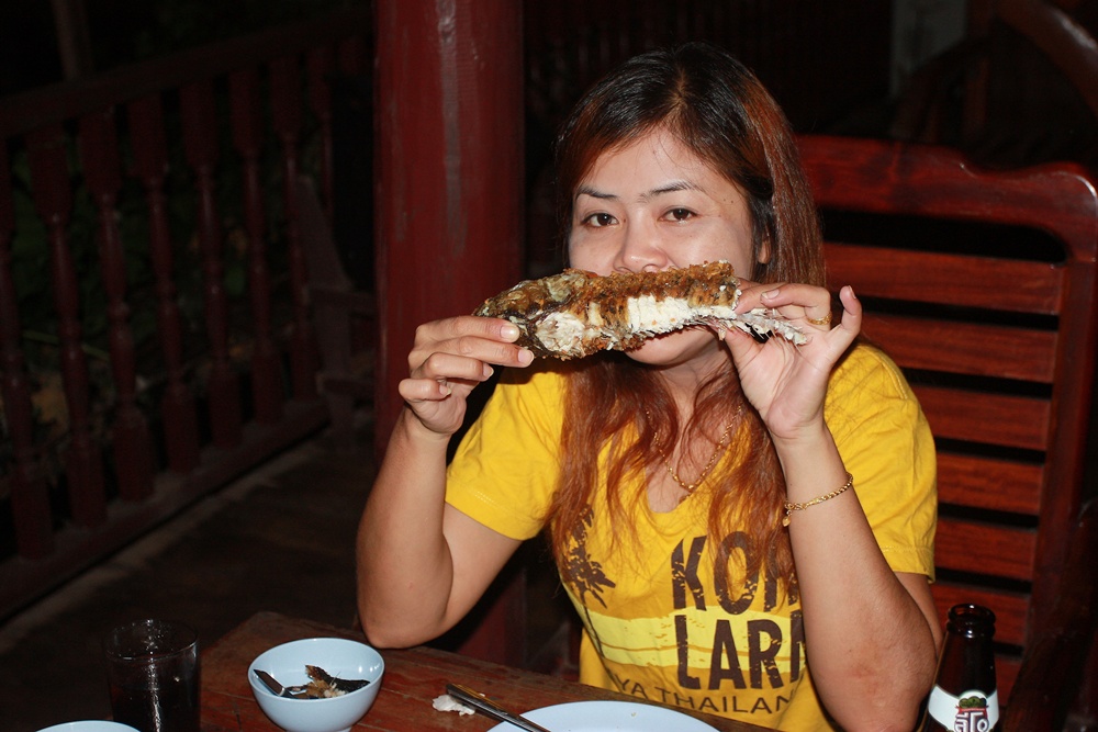 จัดปายยยย...กระสูบของใคร..เอาให้หมด... :umh: :umh: :umh: :umh: :laughing: :laughing: :laughing: :lau