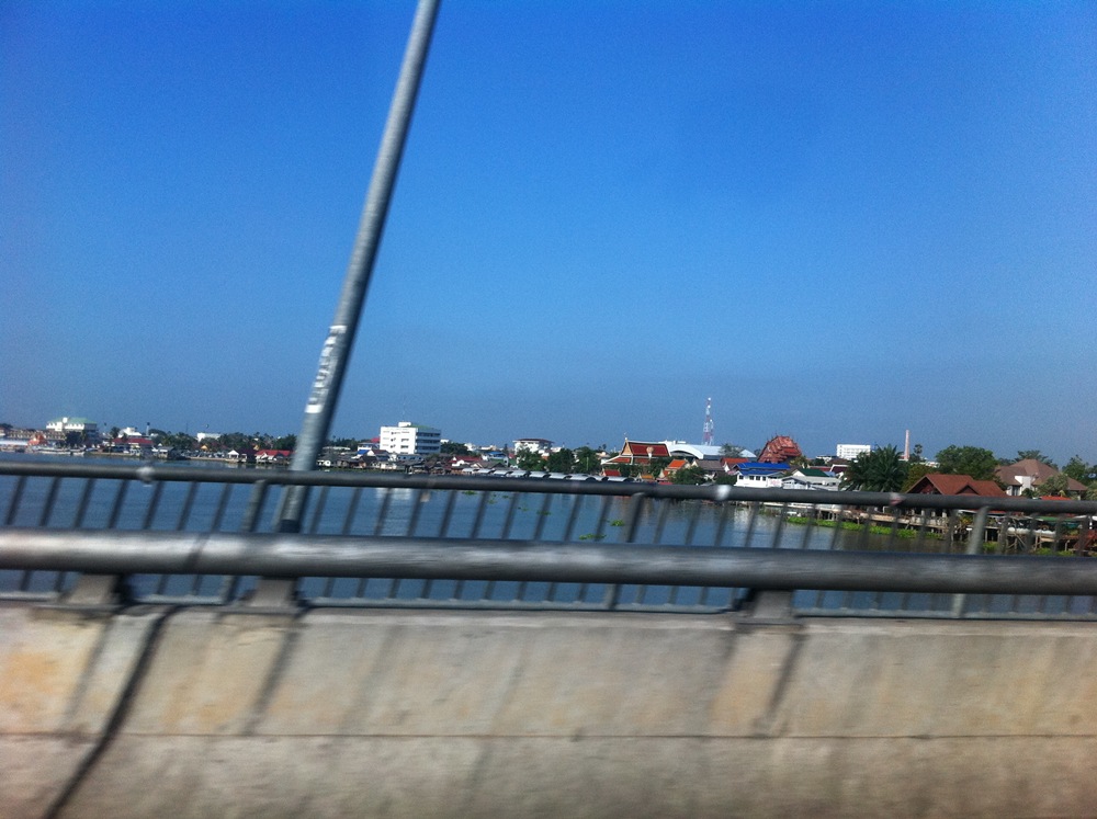 ข้ามสะพานข้ามแม่น้ำเจ้าพระยา  เห็นแล้วน่าตกจัง วันนี้จะเป็นครั้งแรกเลยครับที่จะได้ตีเหยื่อปลอมในแม่น