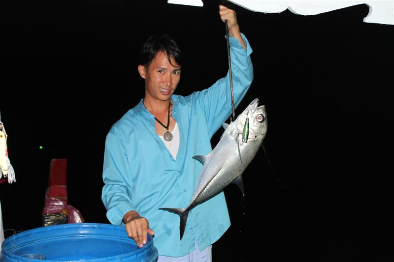 ตีป็อปก็กิน นัท เมืองเอก ร้องมันส์สุดๆ แต่คนข้างล่างต้องคอยปลดปลาให้ ดูหน้าแม็คดี :laughing: :laughi