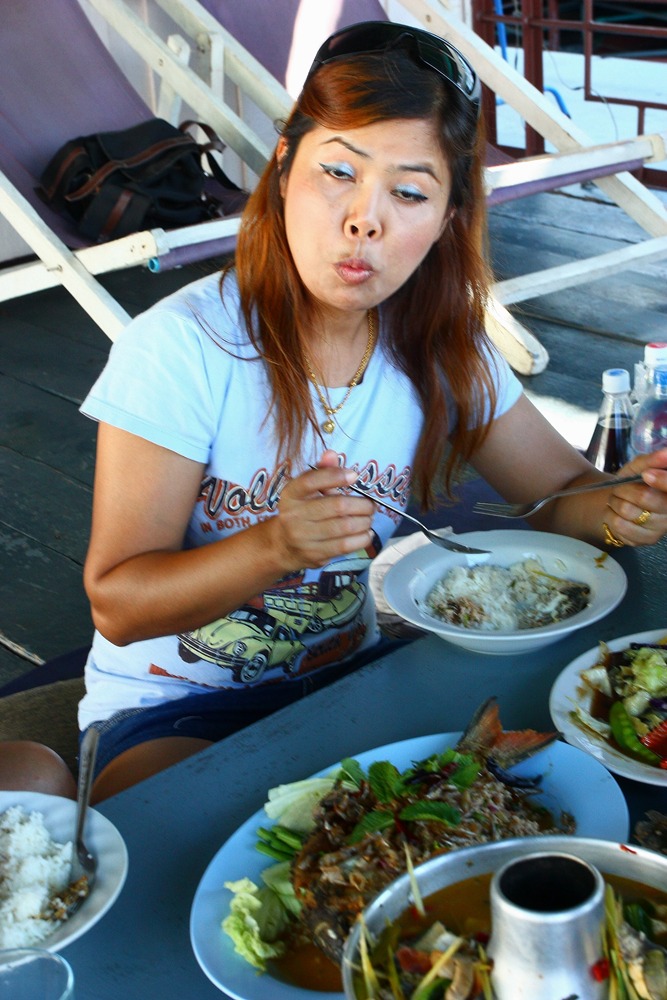 เจ๊ยส์.....................................มีลิงมาขอกิงข้าวด้วยตัวนิง....กร๊ากกกกกกกกกกกกก    :laugh