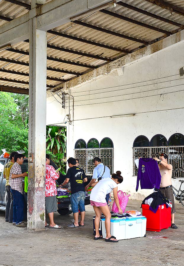 มีเปิดท้าย ขาย เสื้อกันที่ท่าเรือเลยครับ รุมกันอย่างกะแจกฟรี 