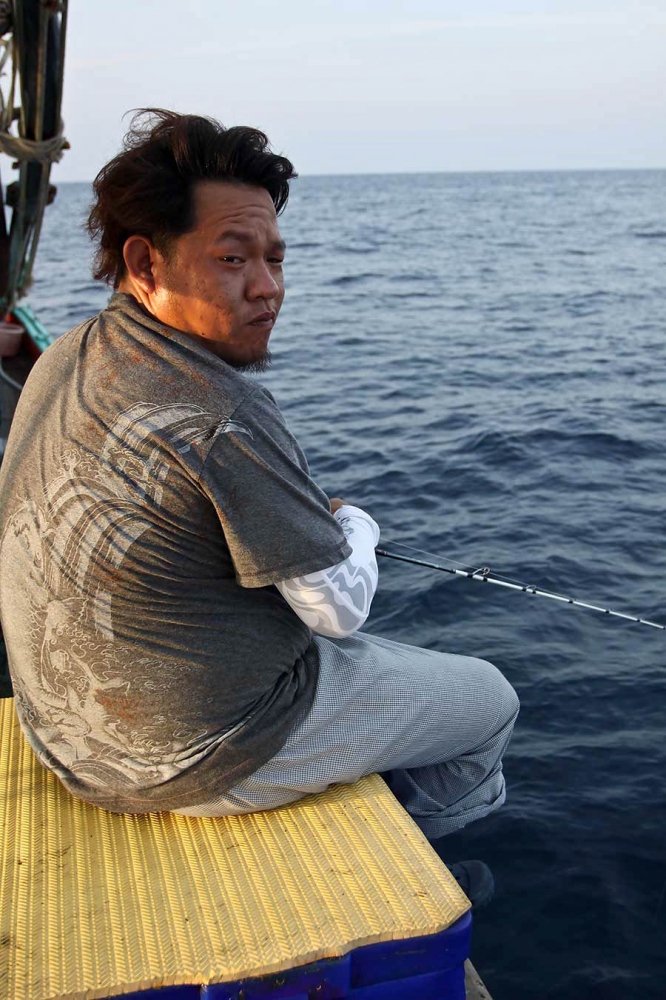 โปรวุฒิ   "  เห้ย โปรเอก  เอ็ง เอ้ย คุณ ไม่มีที่จิ๊กที่อื่นเรอะ


โปรเอก " ตรงนี้อบอุ่น  คนเยอะ