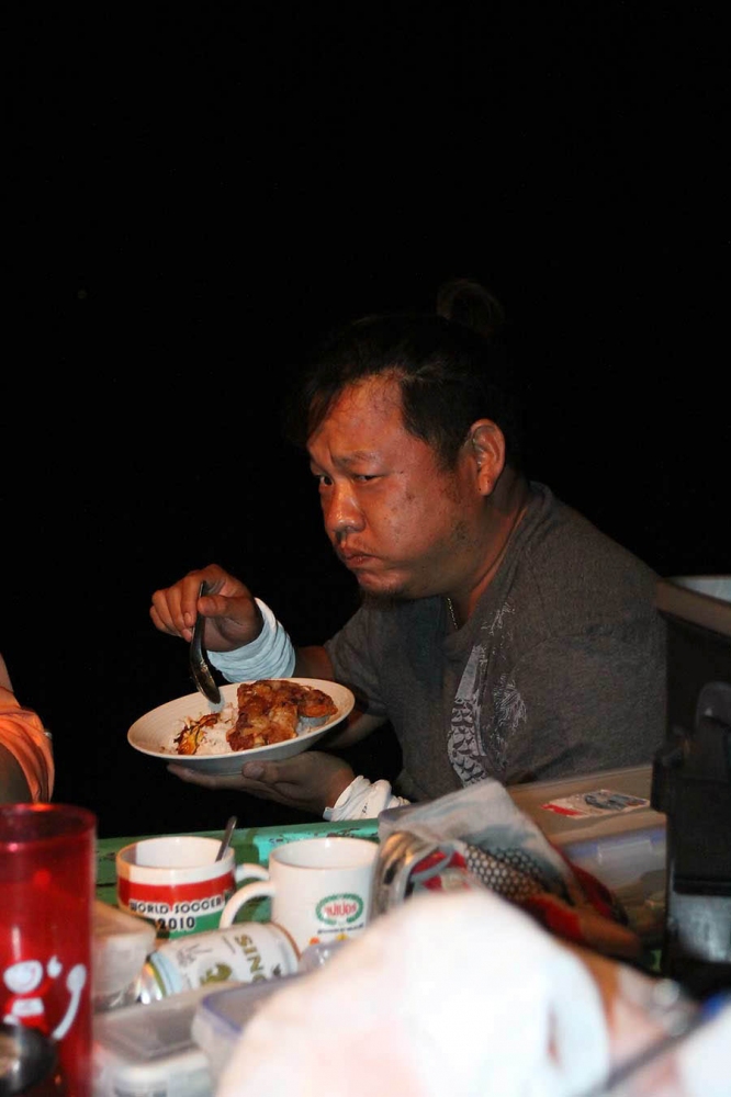  :smile: :smile:

"ไม่กินกับโต๊ะละคุณ

" เมาเรือ หัวจะระเบิด กินข้าวได้ก็เยี่ยมแล้วคุณ

 :la