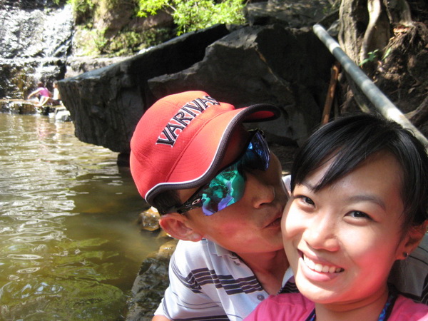 ผม: เด๋วขอออกไปตกปลานะ...
แฟน: นั่งเรือดี ๆ นะ 
ผม: จร้าๆๆ รักนะ จุ๊บๆ
แฟน: บอกคนขับเรือนะ...ว่าเ