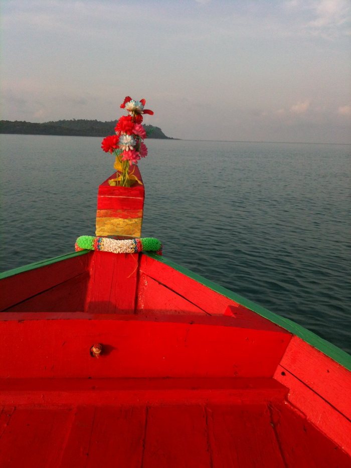 เรือมาแล้ว ไม่ต้องพูดพร่ำทำเพลงน้ำกำลังเดินสวย.
เรือที่ผมใช้บริการดีมากครับ. ใครอยากได้เบอร์โทรมาได
