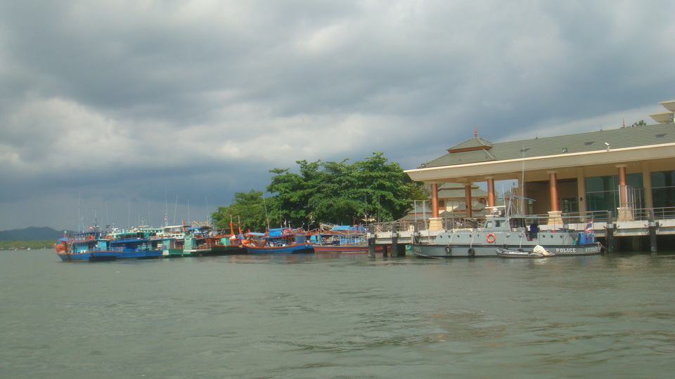 เรือเบ็ดส่วนใหญ่....เดือนหงาย  น้ำแรง  จะจอดสงบ พักผ่อนอยู่ที่ท่าเรือ

นอกจากเราแล้ว....ที่ออกตะลุ