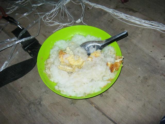 กลกับมาถึงแพข้าวรออยู่ แล้ว สำหรับมื้อแรกบนแพ ข้าวต้ม+ไข่เจียว สวรรค์ :umh: :umh: :umh: :umh: :umh: 