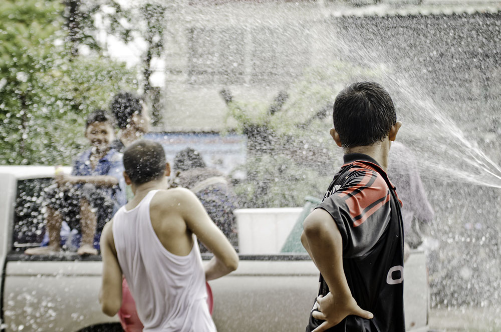สงกรานต์หน้าบ้านครับ :laughing:
