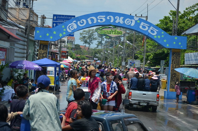 ที่นี่แหละคร๊าบ....ที่อื่นเขามี  ถนนข้าวเหนียว  ข้าวยำ   แต่ที่นี่เรามีถนนข้าวโพดครับ :love: :love: 