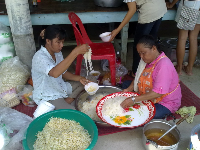 ชมบรรยากาศ งานบุญ ไปเรื่อยๆครับ :grin: