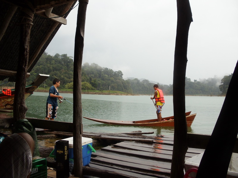 กลับมาถึงแพฝนก็เริ่มตกพอดี............ต้องรอให้ฝนซาก่อน แล้วเราจะนั่งเรือเข้าฝั่งกันครับ  :dance: :d