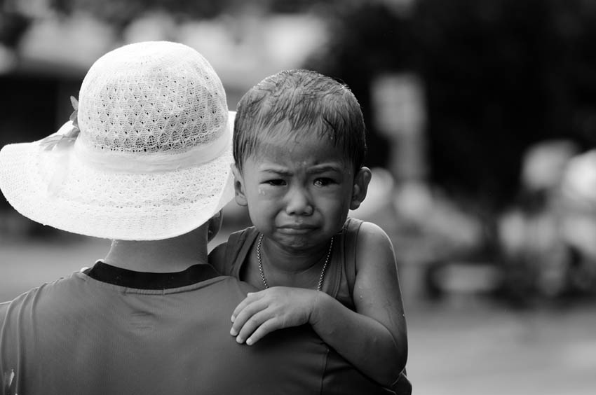 พ่อหนูอยากเล่นนํ้า :laughing: :laughing: :laughing:
