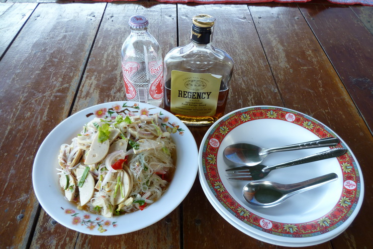 อาหารเที่ยงครับ จะเรียกว่าอาหาร หรือของกินกับน้ำฟองๆหรือเปล่าก็ไม่มั้นใจแต่ หายง่วงนะบัดนั้นเลยครับผ