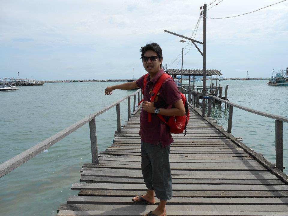 ระหว่างรอลงเรือไปเกาะเสม็ดครับ