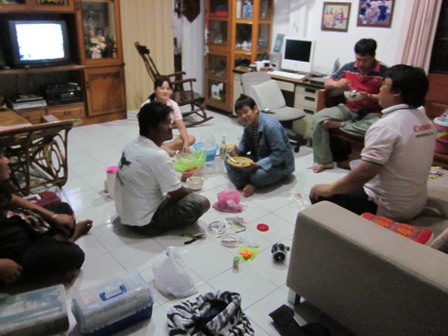 มาถึงบ้านน้าอ้นมีเพื่อนสมาชิกนั่งรออยู่แล้ว ขอกินข้าวหน่อย.....ครับก่อนออกเดินทางไปอ่าวน้อย :cheer: 