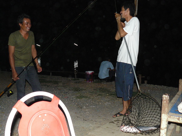 นายฮัท กะ นายนิด เอามายืนลุ้นปลาไรด�