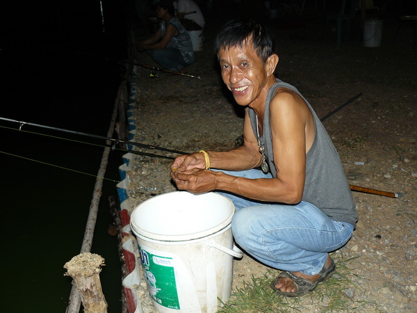 กู๋เกีย อารมณ์ดี นั่งยิ้มท้ายบ่อ :love: :grin: :grin: